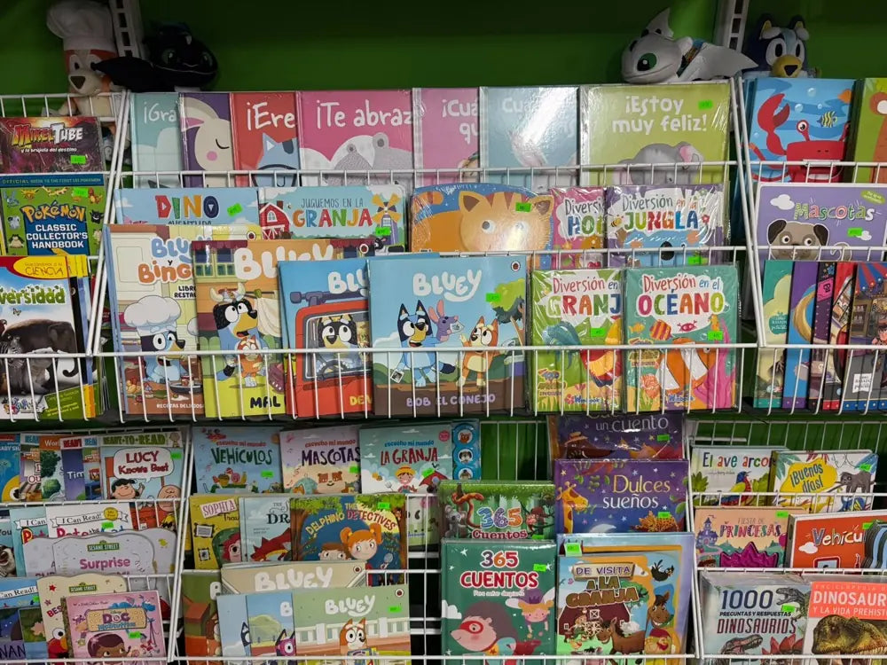 Interior de Educaré: anaqueles con libros y cuentos infantiles en Mitras Centro, Monterrey