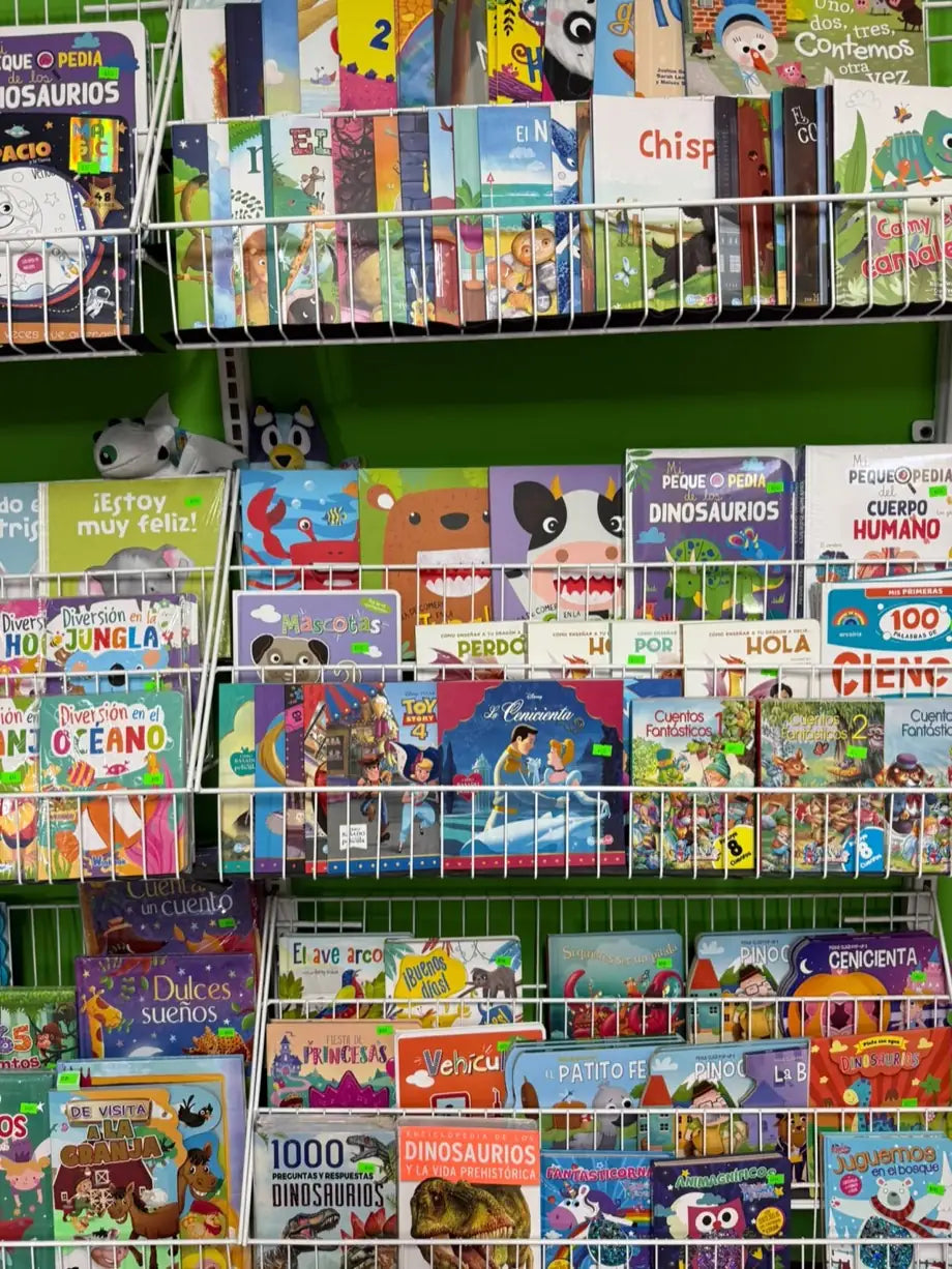 Anaqueles de cuentos infantiles en la tienda de Educaré, en Mitras Centro